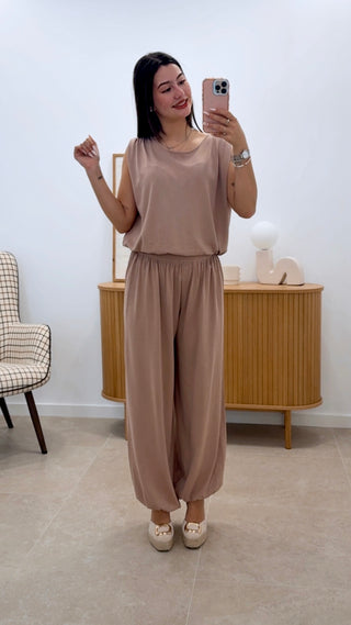 CONJUNTO DE CAMISETA Y PANTALÓN ENGOMADOS