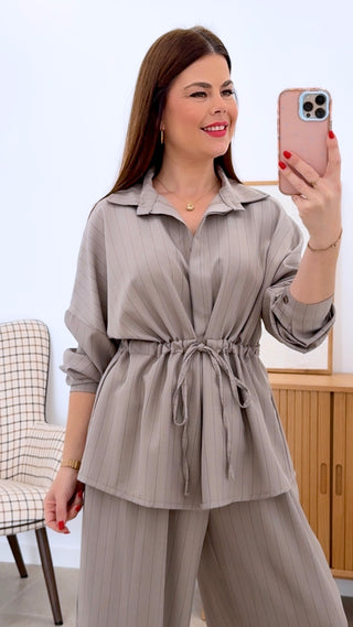 CONJUNTO RAYAS CAMISA CINTURA ENGOMADA Y PANTALÓN