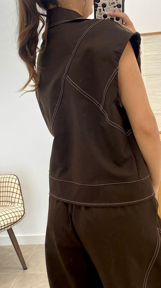 CONJUNTO CHALECO Y PANTALÓN COSTURAS BLANCAS