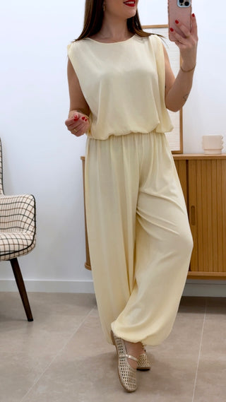 CONJUNTO DE CAMISETA Y PANTALÓN ENGOMADOS