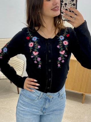 CAMISETA BORDADA BOTONES