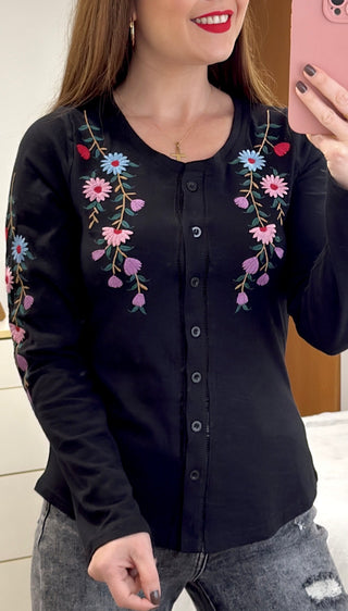 CAMISETA BORDADA BOTONES