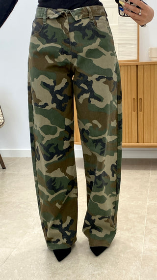 PANTALÓN CAMUFLADO CON CINTURA PLEGADA