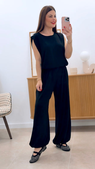 CONJUNTO DE CAMISETA Y PANTALÓN ENGOMADOS