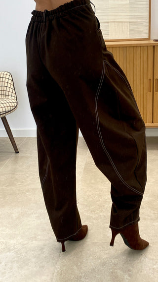CONJUNTO CHALECO Y PANTALÓN COSTURAS BLANCAS
