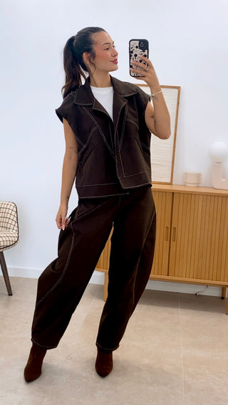 CONJUNTO CHALECO Y PANTALÓN COSTURAS BLANCAS