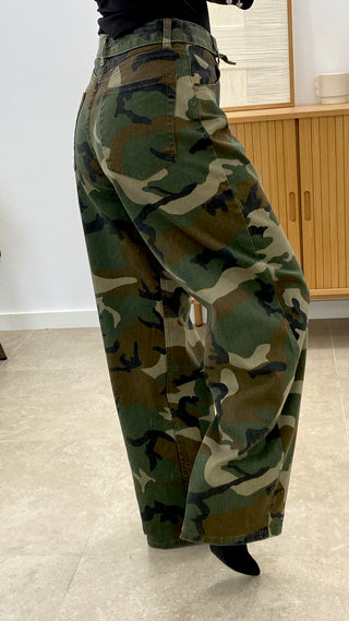 PANTALÓN CAMUFLADO CON CINTURA PLEGADA
