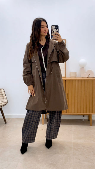 CHAQUETA LARGA ESTILO CHUBASQUERO