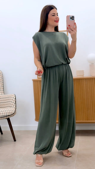 CONJUNTO DE CAMISETA Y PANTALÓN ENGOMADOS