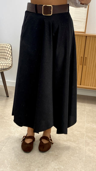 FALDA SATINADA CON CINTURÓN POLIPIEL
