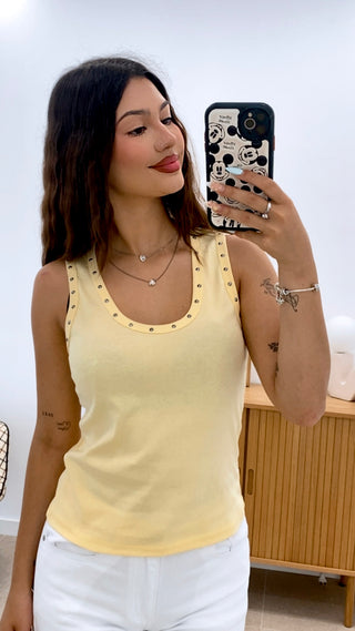 CAMISETA  UNICOLOR TIRANTE Y TACHAS